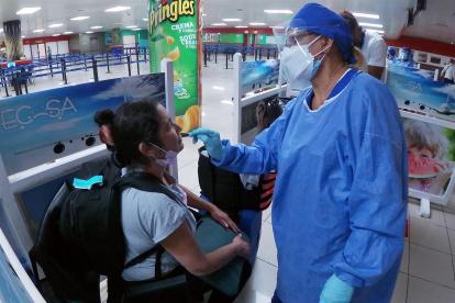 Pasajeros llegan al aeropuerto internacional José Martí y se realizan la prueba PCR para detectar la covid-19, en una fotografía de archivo.