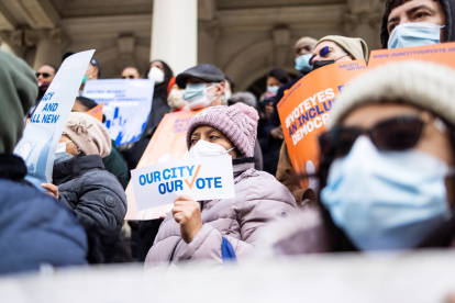 Los partidarios del proyecto de ley se reúnen para una manifestación en las escalinatas del Ayuntamiento de Nueva York