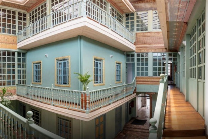 Fotografía cedida por la Bienal de Cuenca que muestra el interior de la Casa Bienal, el 6 de octubre de 2021, en Cuenca (Ecuador).