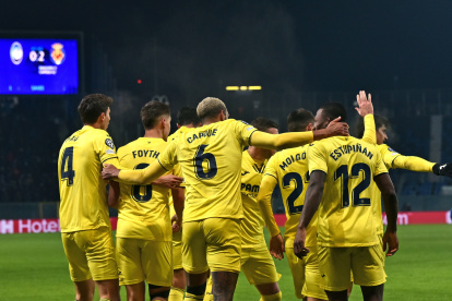 Los jugadores del Villarreal festejan el segundo gol del equipo ante el Atalanta, en Bérgamo.