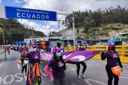 Fotografía cedida por CARE Ecuador de mujeres marchando hoy en el Puente Internacional de Rumichacha, frontera de Ecuador con Colombia.