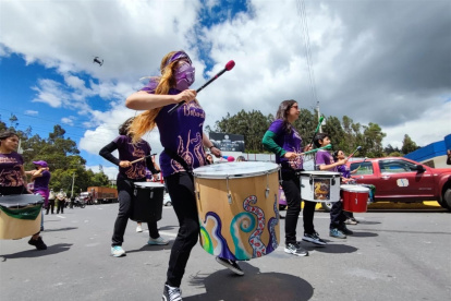 Explotación laboral, discriminación, inseguridad, falta de acceso a educación, salud, alimentos y agua, violencia de género, física y sexual, y trata acechan a diario a las mujeres que habitan o transitan el límite de Ecuador y Colombia.