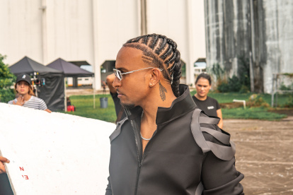 El cantante mezcla varios idiomas en su nueva propuesta.