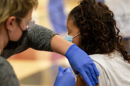 Una niña recibe una dosis de la vacuna de contra la COVID-19, . EFE/CJ Gunther