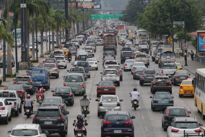Congestionamiento. Desde temprano, todos los carriles de la Pedro Menéndez Gilbert se llenaron. La fila se extendió por los puentes que unen a Guayaquil con los cantones Samborondón y Durán.
