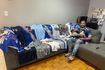 Javier Redrován, hincha de Emelec que tiene una amplia colección de camisetas del Bombillo.