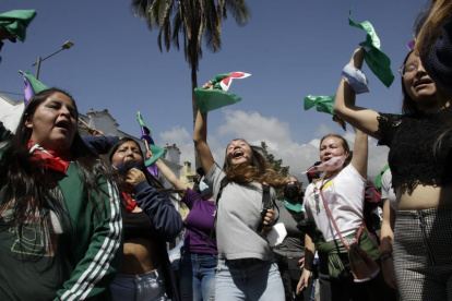 Durante la sesión del pleno de la Asamblea, los grupos que apoyan el proyecto de ley y sus detractores se manifestaron a las afueras del legislativo