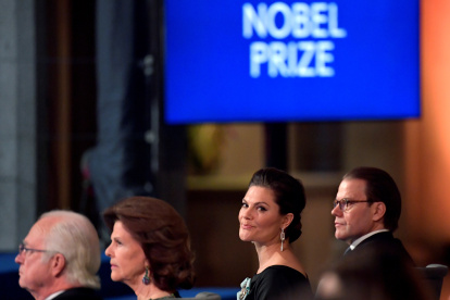 El Rey Carl XVI Gustaf, la Reina Silvia, la princesa Victoria y el príncipe Daniel, durante la ceremonia de entrega de los premios en Suecia.