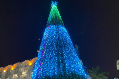 Árbol de navidad ubicado en la Plaza de la Administración