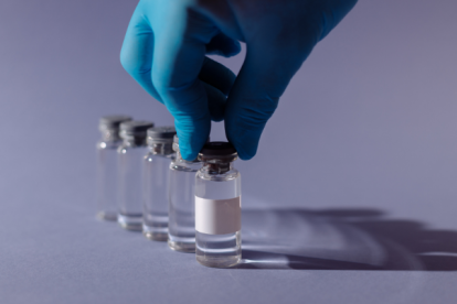 La aparición de nuevas variantes del covid-19 ha obligado a los científicos a investigar si las vacunas existentes siguen siendo eficaces.