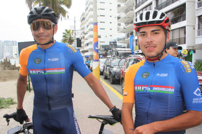 Erick Castaño (i) suma 15 participaciones en la Vuelta a Ecuador.