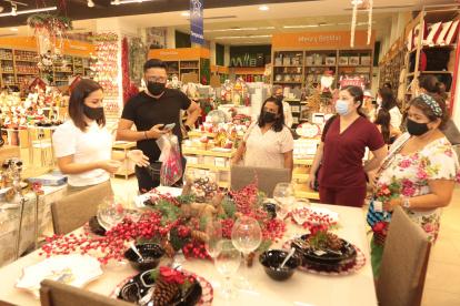 La cena. En el almacén Estuardo Sánchez la diseñadora Adriana Sáenz ofrece a los clientes la decoración de tres mesas a un costo entre los $ 55 y $ 100.