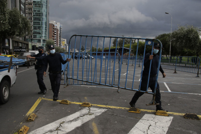 Agentes de tránsito y de control vallaron la zona azul frente a la tribuna en la Av. de los Shyris. 10 de diciembre del 2021.