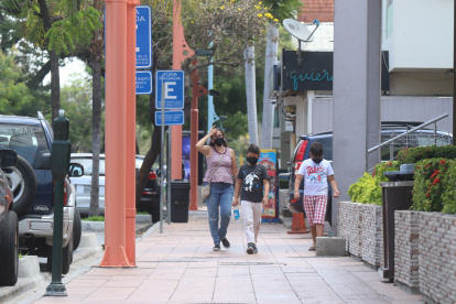 Los postes. Están pintados en la Víctor Emilio Estrada, desde la calle Las Monjas hasta Guayarte; y en algunas calles laterales, como Bálsamos.