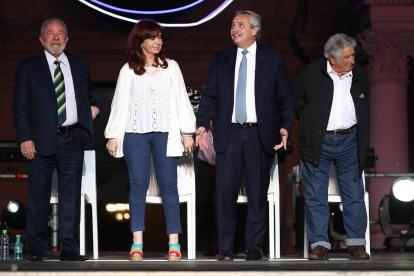 El presidente argentino cumple dos años de mandato con una deuda pendiente con el FMI
De izquierda a derecha, el ex presidente de Brasil, Luiz Inácio Lula da Silva; la ex presidenta de Argentina, Cristina Fernández de Kirchner; el presidente de Argentina, Alberto Fernández, y el ex presidente de Uruguay José Mujica.