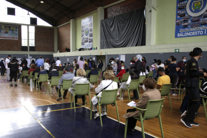 Campaña. Al coliseo de la Universidad Central acudieron decenas de personas para recibir su dosis de vacuna.