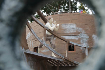 Llegar al escalón 380 de Las Peñas implica arribar al Museo Naval ‘El Fortín del Cerro Santa Ana’. Un sitio histórico y representativo de la ciudad, pero con sus naves despintadas y rotas.