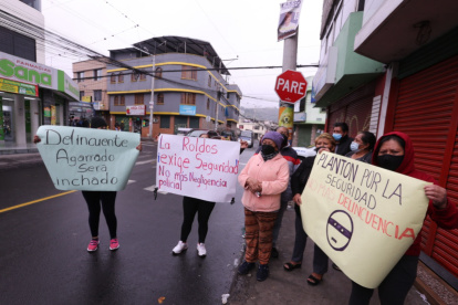 Plantón. Moradores del sector de La Roldós protestaron contra la inseguridad y posible negligencia policial.