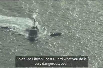 En el video publicado en esta nota se pueden escuchar disparon hacia una embarcación y gritos para que paren.