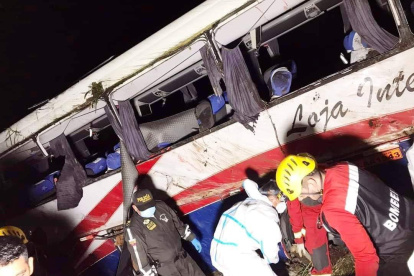 Agentes de tránsito indagan que causó el fatal accidente que dejó también aproximadamente 9 heridos.