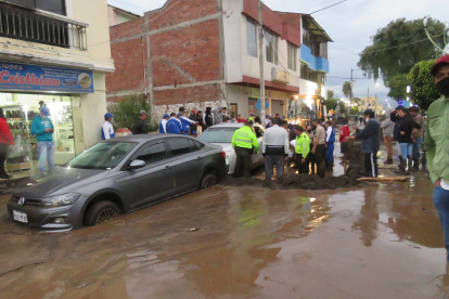 Aluvión. La corriente de agua provocó el desplazamiento de autos.