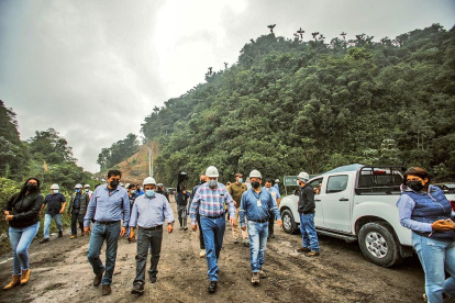 El ministro Cabrera durante un recorrido por la zona afectada.