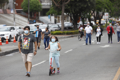 Decenas de familias salieron a caminar por la avenida Isidro Ayora, norte de la ciudad.