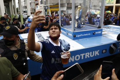 Hinchas se tomaron foto con el trofeo de la LigaPro.