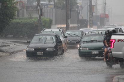 A los pocos minutos de la presencia de la lluvia las calles del norte de Guayaquil tuvo acumulación de agua.