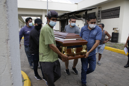 Un bus de la cooperativa Loja fue habilitado para el traslado de los féretros a los distintos sitios de velación.
