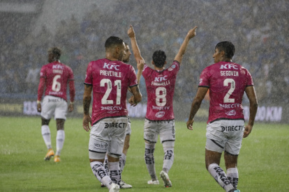 La lluvia no paró durante la primera parte del compromiso y fue clave en varias jugadas del cotejo.