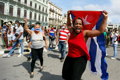 Varias personas manifiestaban su apoyo al gobierno cubano en una calle en La Habana el pasado mes de julio.