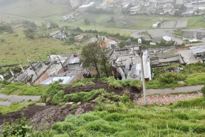 Deslizamiento de de tierra en una calle del sector de Atucucho