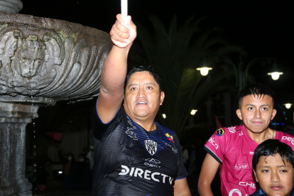 Óscar Lincango festejó el triunfo de su equipo en una pileta.