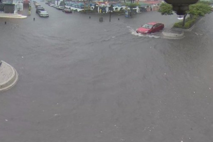 La avenida principal de Urdesa se vio así el domingo a causa del fuerte temporal.