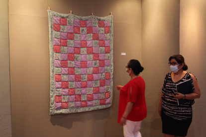 En la manta hay nombres de 118 víctimas de femicidio en 2020 en Ecuador.