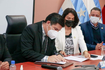 Francisco Morán, rector de la Universidad de Guayaquil, firmó el convenio que durará cinco años.