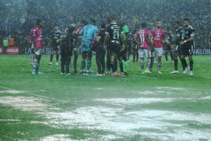 La cancha, a causa de la lluvia, no prestó las condiciones para desarrollar un partido de forma normal.