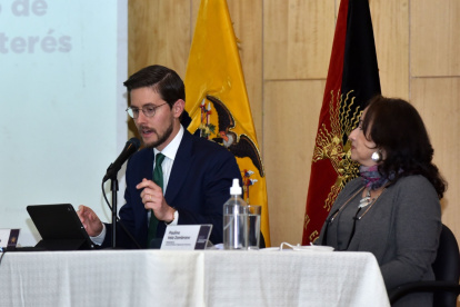 Guillermo Avellán, gerente del BCE, y María Vela, presidenta de la Junta de Política y Regulación Financiera, en la presentación de la nueva metodología de las tasas de interés.