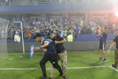 Los hinchas no respetaron todas las normas de bioseguridad exigidas.