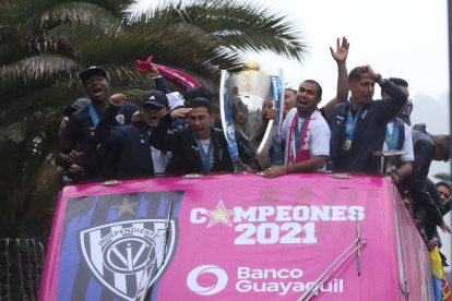 Los jugadores de Independiente del Valle realizaron un recorrido por la capital mostrando la copa.