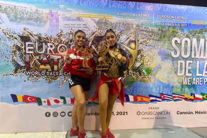 Las deportistas guayasenses exhibiendo las medallas de bronce.