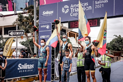 Elizabeth Bravo (c) como campeona, y Paula Jara como tercera (d) subieron al podio por Ecuador en la prueba femenina.