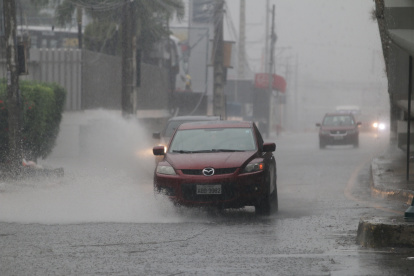 Una intensa y continua lluvia cae sobre Guayaquil este domingo 12 de diciembre de 2021.