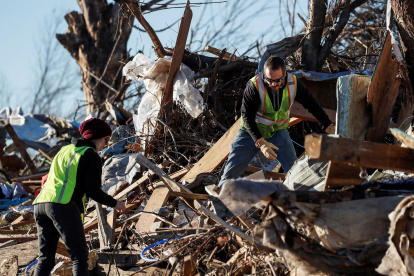 Rescatistas buscan si hay personas con vida entre los escombros que dejaron los tornados. /TANNEN MAURY