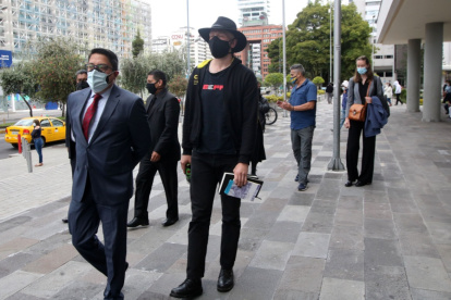 Diligencia. Ola Bini y su defensor, durante una de las audiencias en el Complejo Judicial Norte.