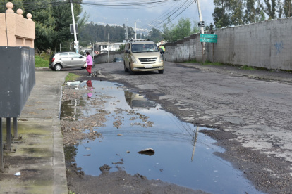 Avenida ubicada en Conocoto, suroriente de Quito, con baches. Los habitantes del lugar reclaman que falta mantenimiento en las vías.