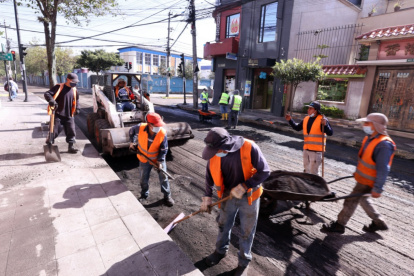 Los trabajadores deben retirar la carpeta asfáltica que está deteriorada. Luego de la remoción colocan el nuevo asfalto caliente en las vías para que quede uniforme.
