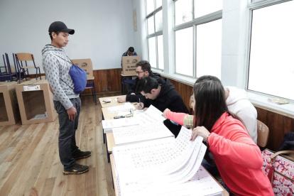 El pago se realizará en efectivo. Se entregará $10 por cada vuelta electoral.