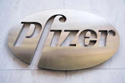 Vista del logo de la farmacéutica Pfizer, en una fotografía de archivo.
